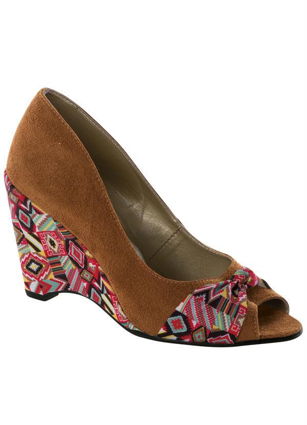 sapato anabela marrom