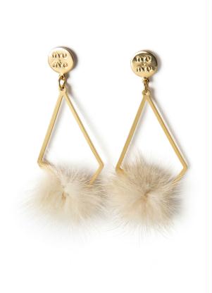 Brinco em Metal (Dourado) com Pompom