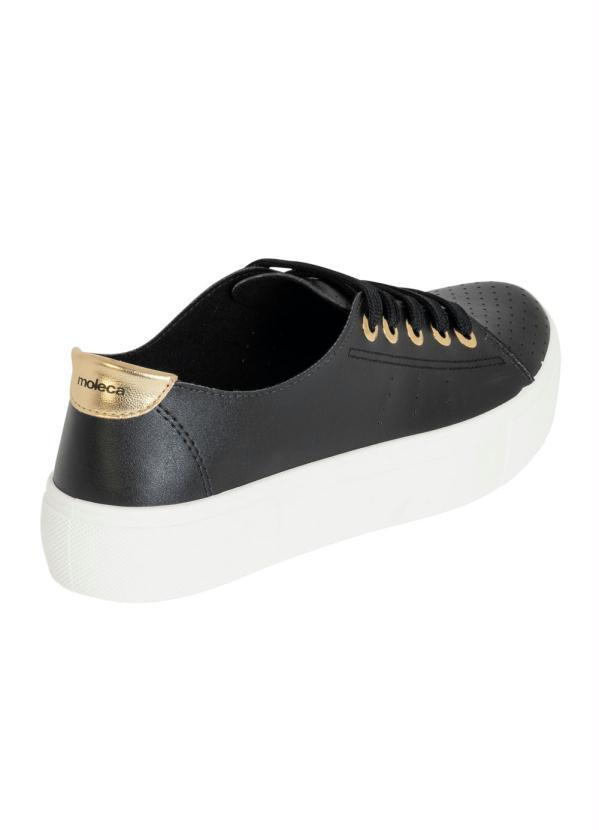 tenis com detalhe dourado