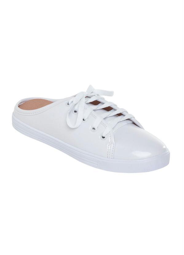 Tênis Mule Branco em Sintético Verniz - Queima de Estoque