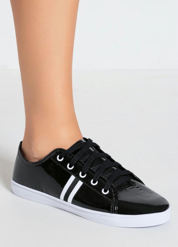 tênis preto com listras brancas