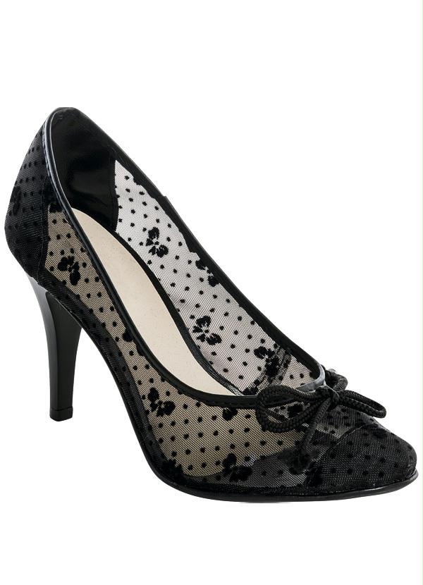 sapato preto com transparencia