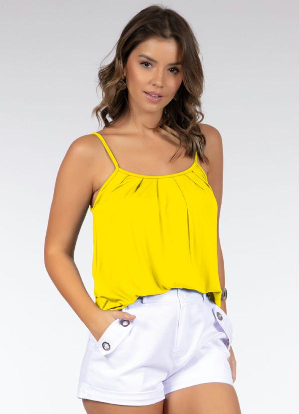 blusa amarela com short branco
