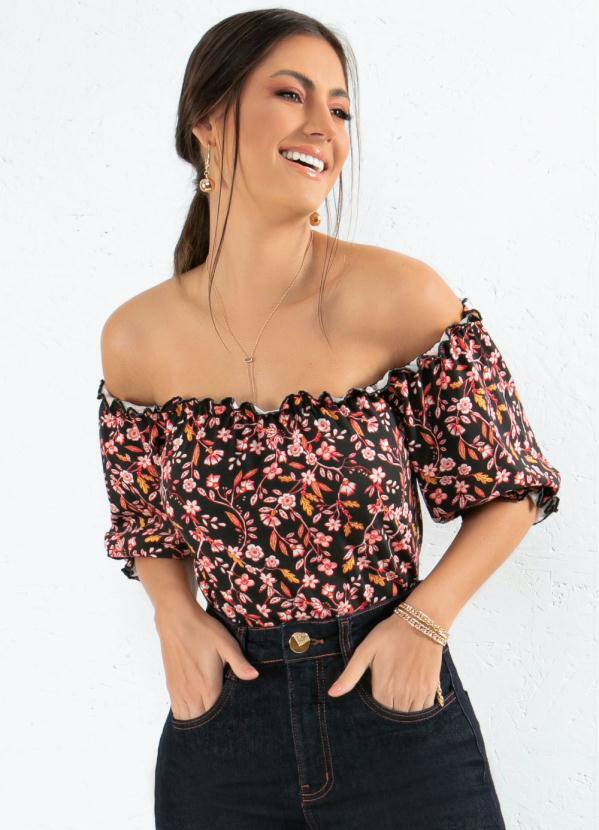 blusa preta com estampa floral