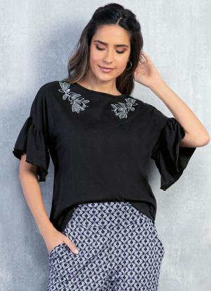 Blusa (Preta) com Bordados no Decote e Mangas 3/4