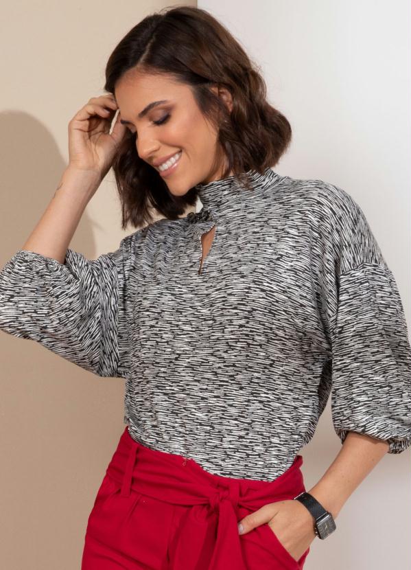 Blusa (Preta e Branca) com Detalhe de Corrente