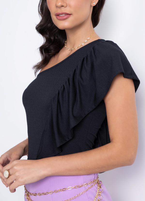 Blusa (Preta) com Uma Manga de Babado