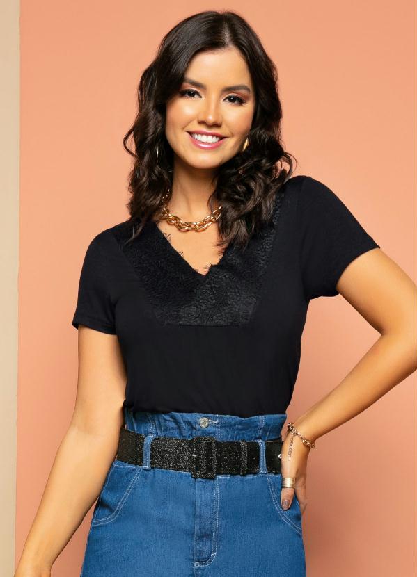 Blusa (Preta) de Renda no Decote Manga Curta