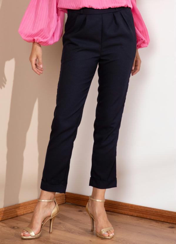 Calça Cigarrete (Marinho) com Pregas e Bolsos Calça Cigarrete (Marinho) com Pregas e Bolsos