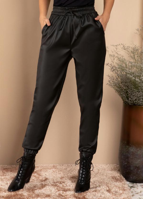 Cal�a Jogger Resinada (Preta) com El�stico no C�s