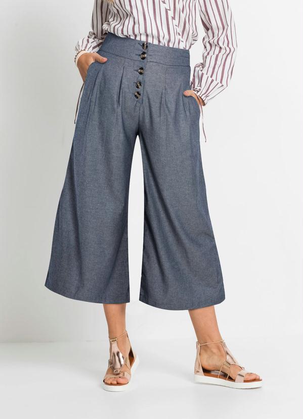 Cal�a Chambray com Pregas e Bolsos (Azul Claro)