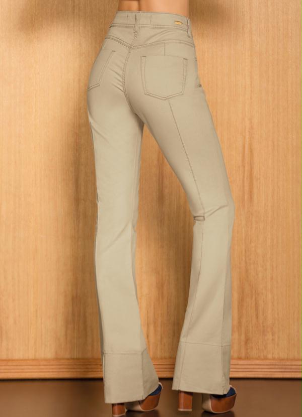 calça flare creme