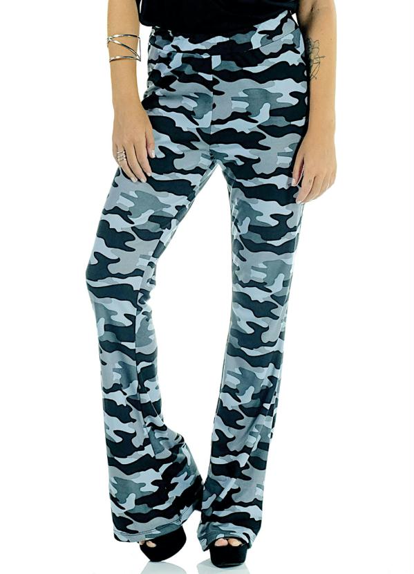 calça flare camuflada