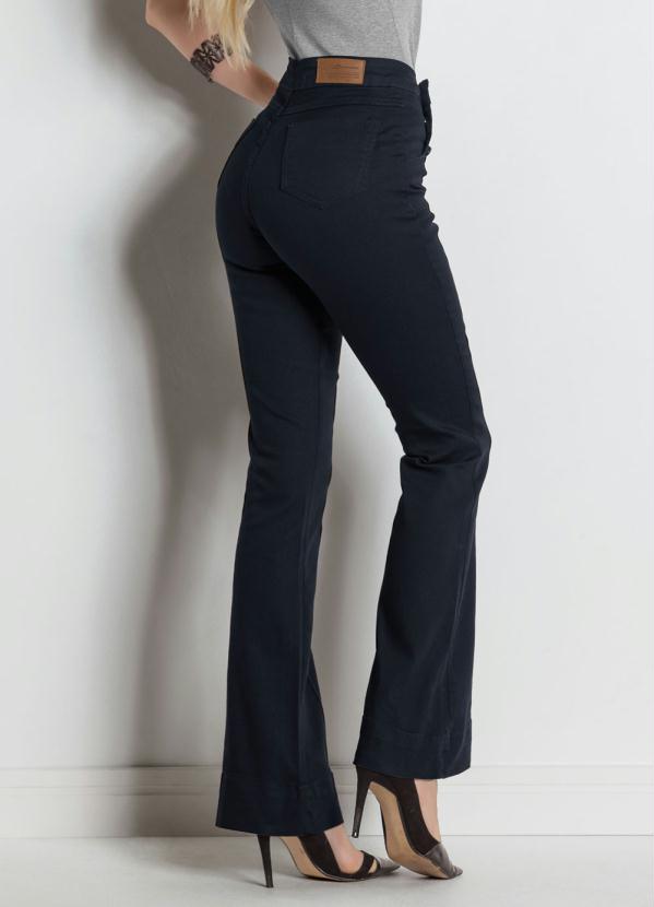 calça flare preta com botoes