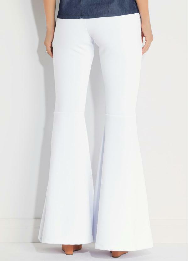 calça branca cintura alta flare