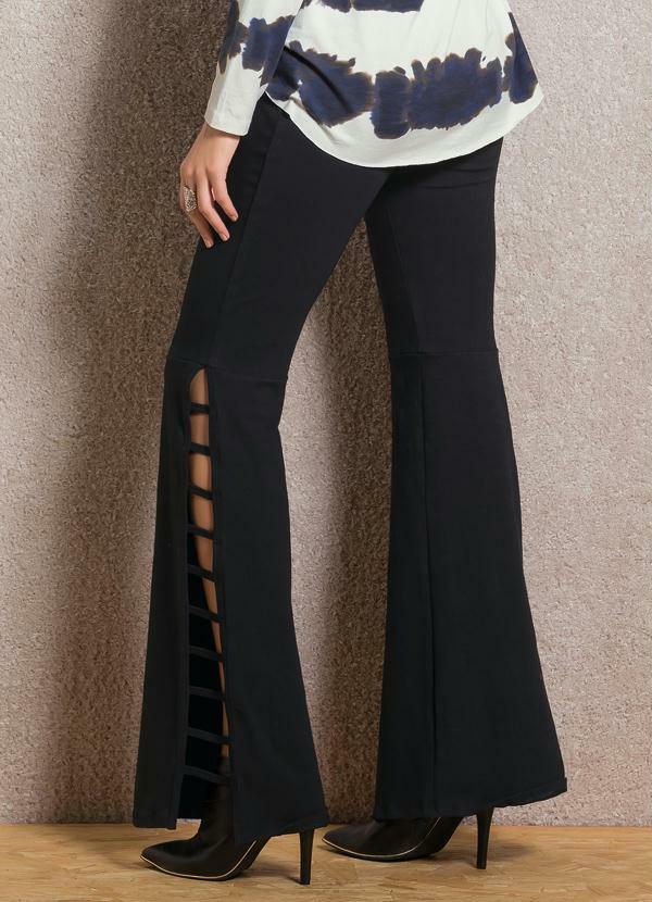 calça flare aberta na lateral