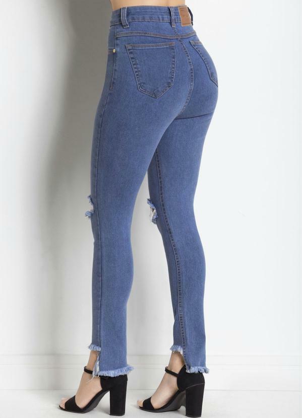 calça jeans aberta na barra