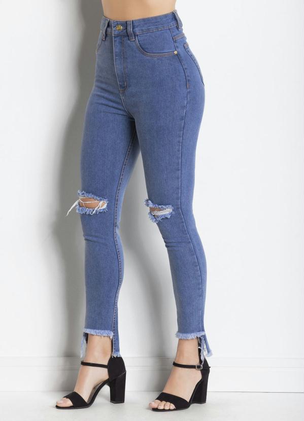 calça jeans desfiada embaixo