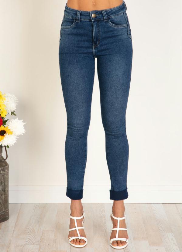 calça jeans cintura alta barra dobrada