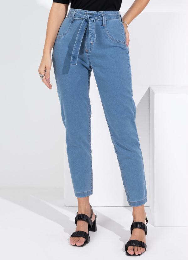 Cal�a (Jeans Claro) com Faixa e Bolsos