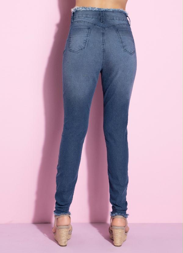 calça jeans com cós desfiado