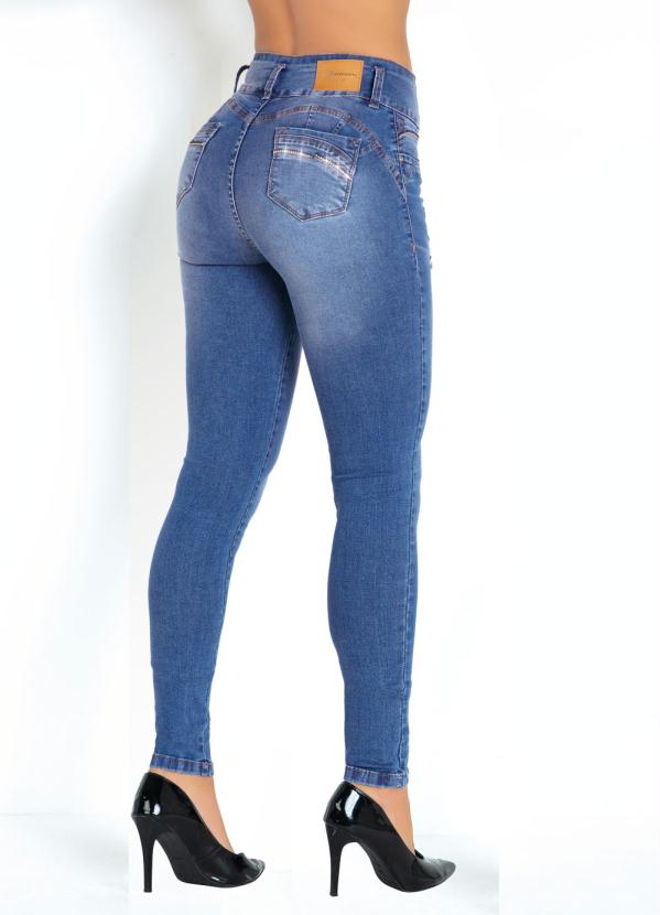 calça jeans com enchimento no bolso