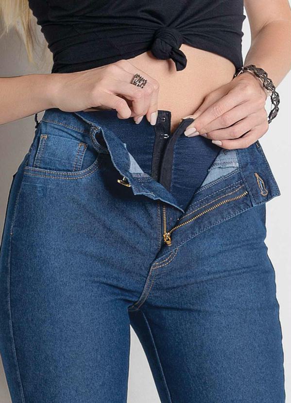calca jeans com cinta modeladora
