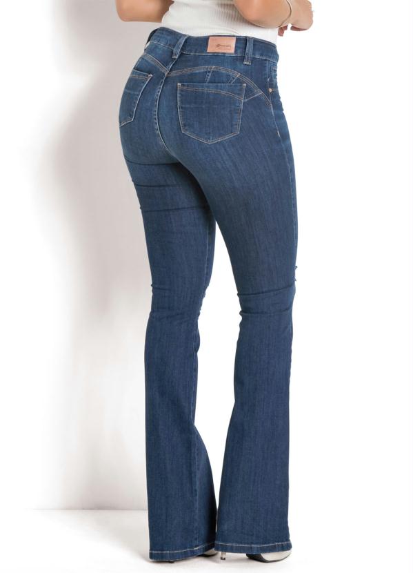calça jeans com desfiado na barra