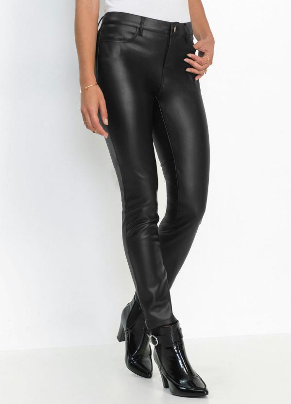 calça em material sintetico