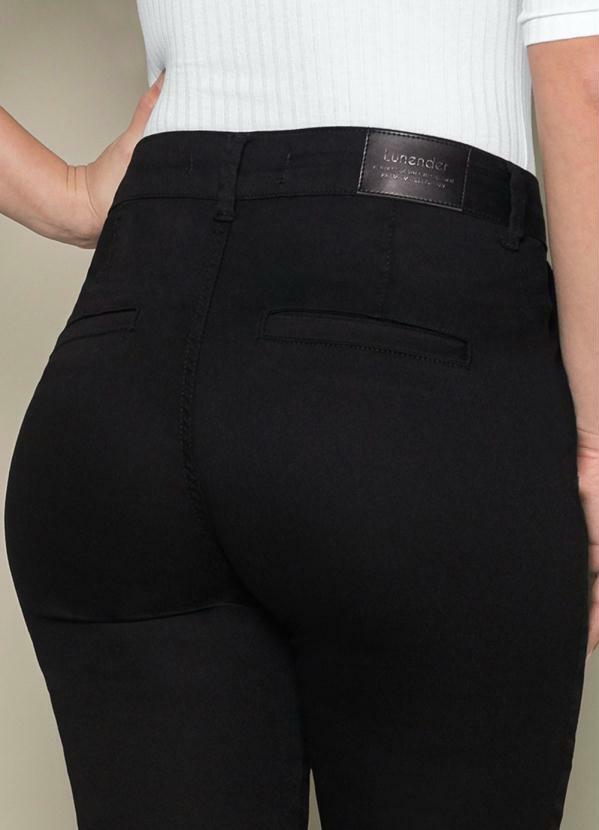 calça jeans preta que não desbota