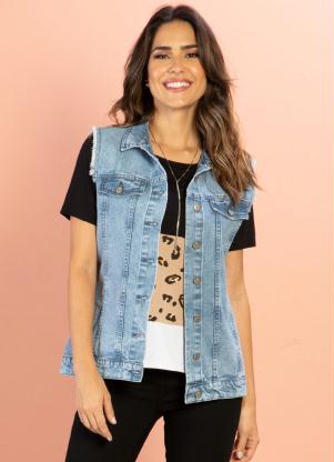 Colete (Jeans Claro) com Cavas Desfiadas