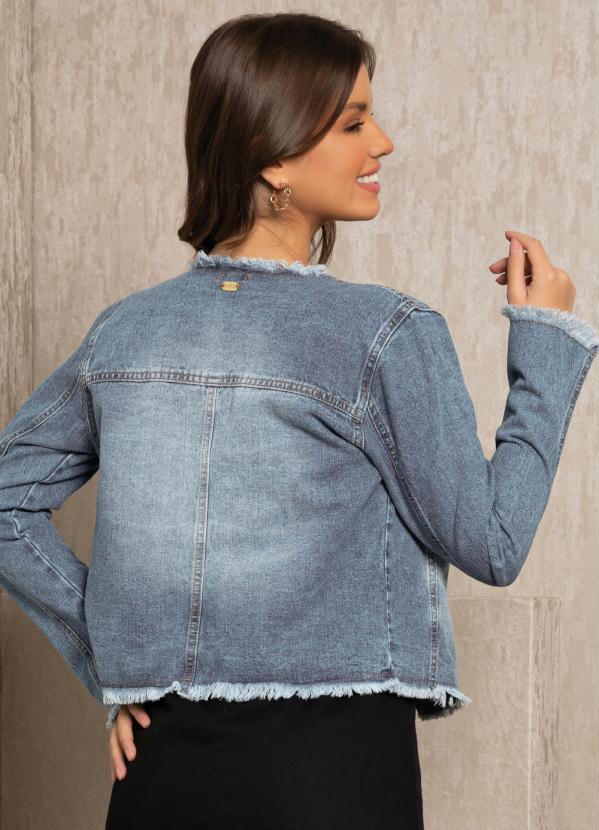 jaqueta jeans com barra desfiada