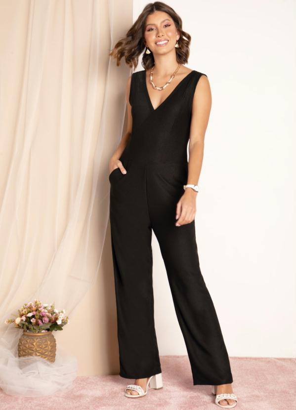 Macac�o (Preto) com Decote V e Bolsos