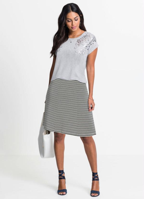 saia de listras preta e branca