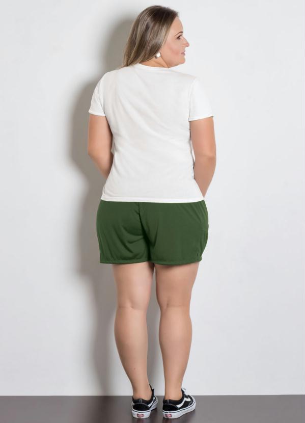 short verde com blusa branca