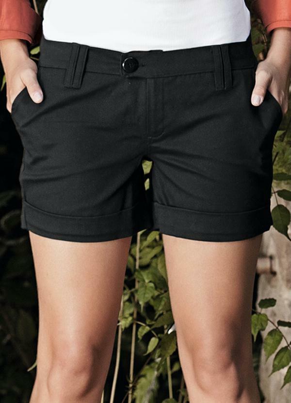short preto sarja