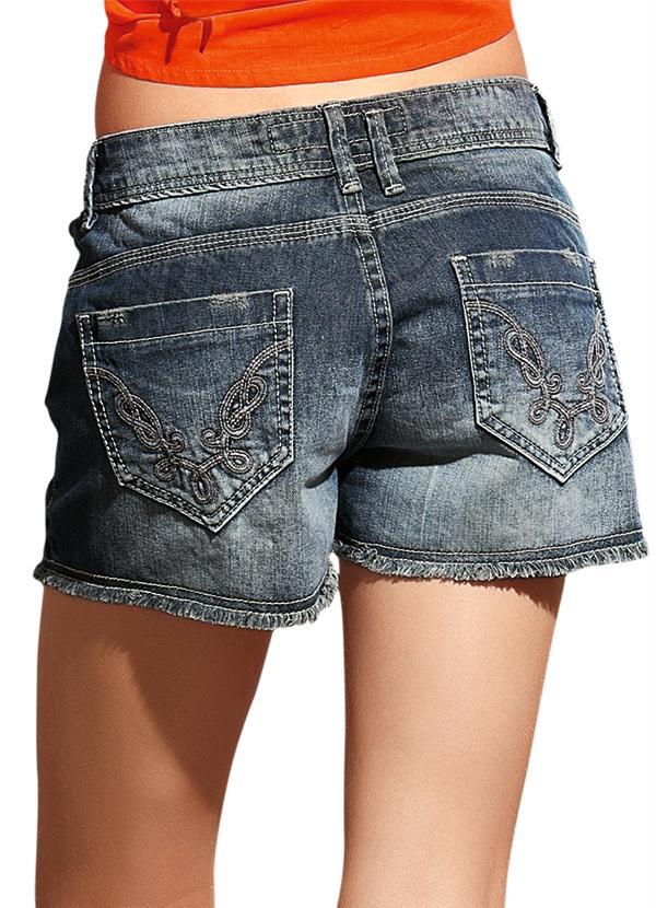 short jeans com tachinhas