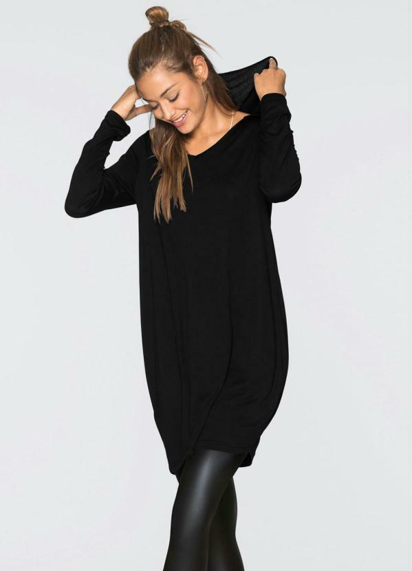 vestido preto com capuz