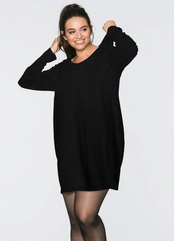 vestido preto com capuz