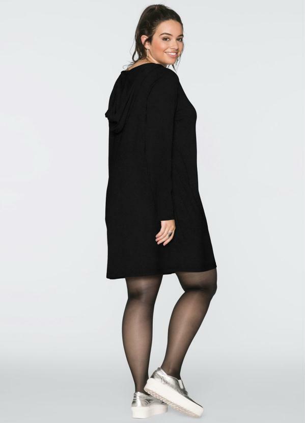 vestido preto com capuz