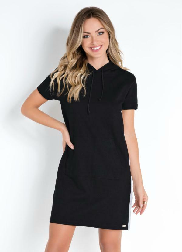 vestido preto com capuz