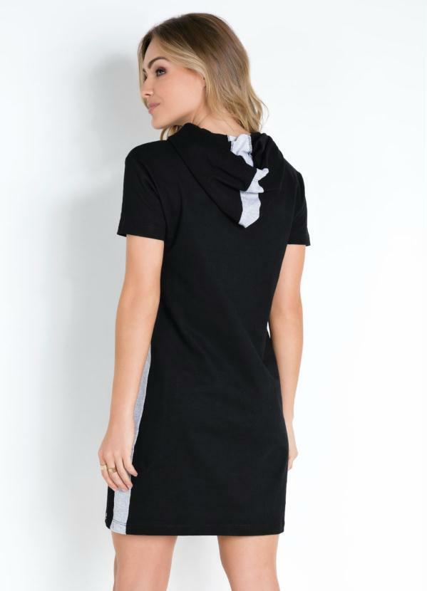 vestido preto com capuz