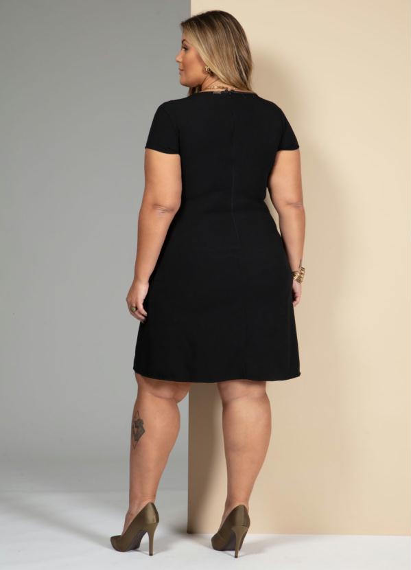 vestido preto com ziper atras