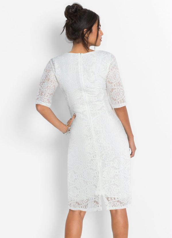 vestido de renda com fenda na frente