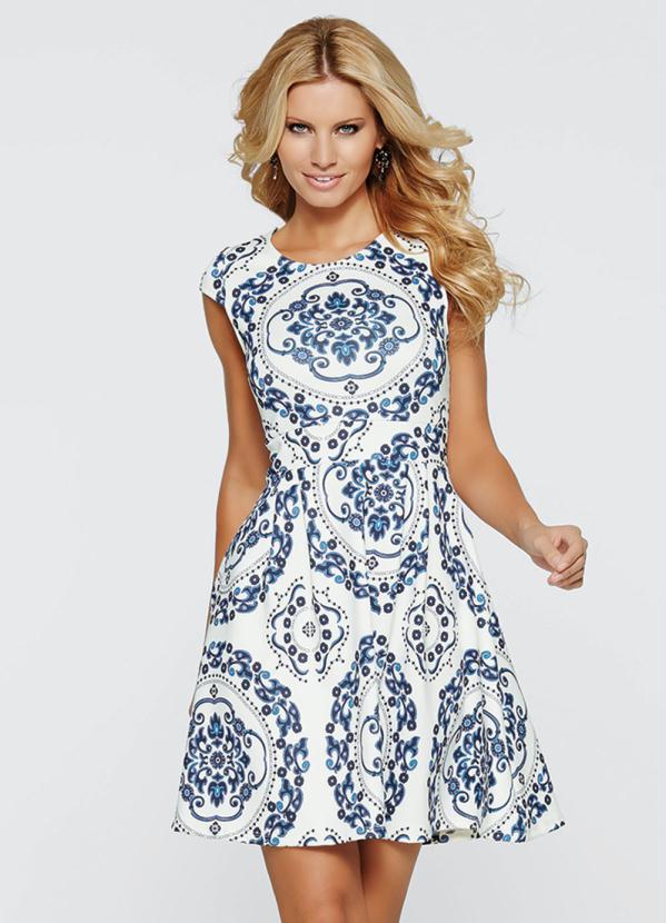 vestido branco com detalhes azul
