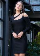 Vestido Preto com Vazado e Corrente no Ombro