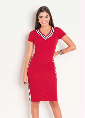 vestido vermelho com tenis branco