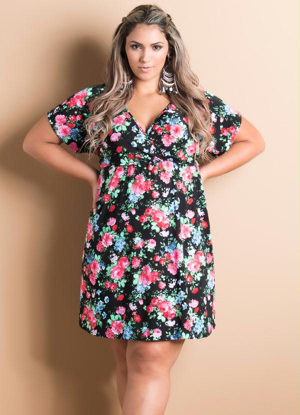 vestido plus size floral com decote em v