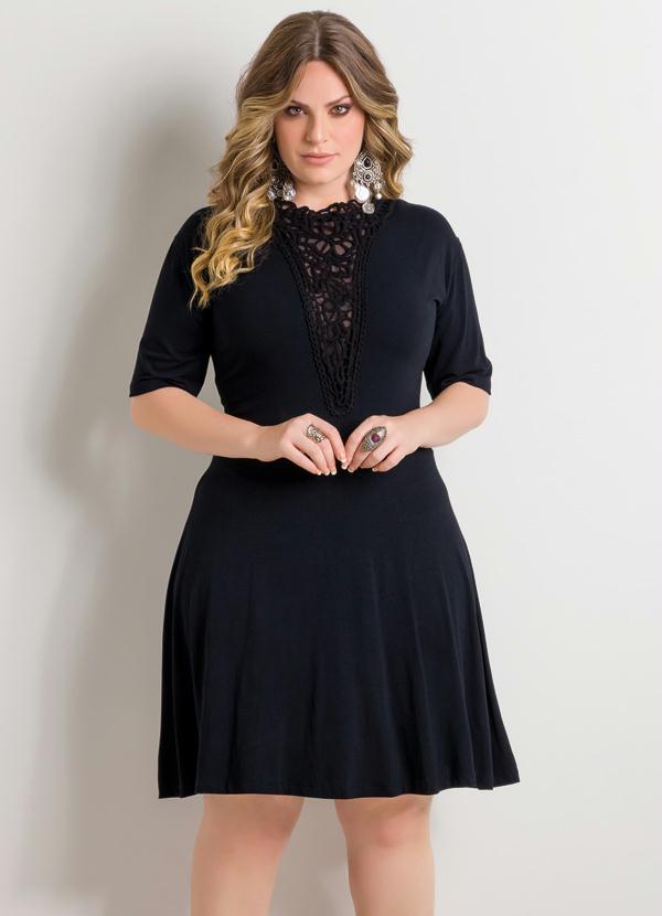 vestido preto de malha plus size