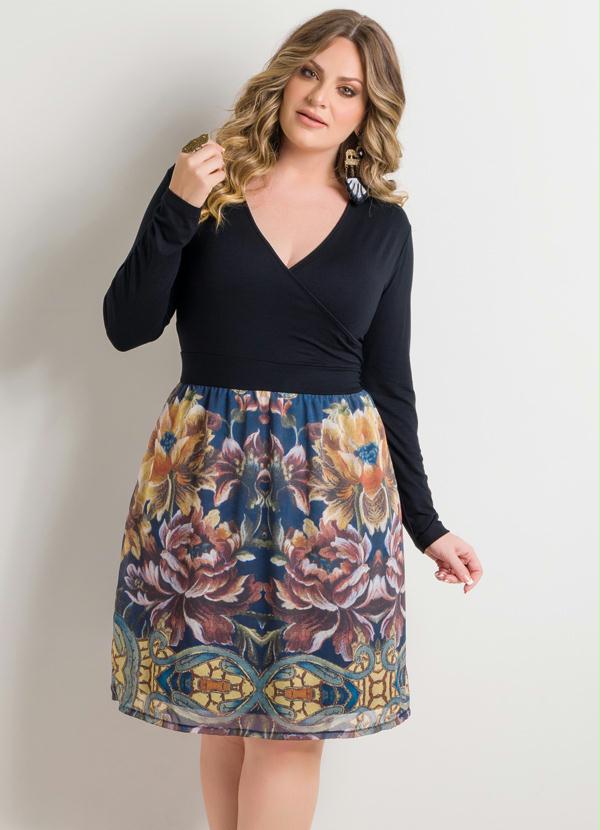 vestido plus size floral com decote em v